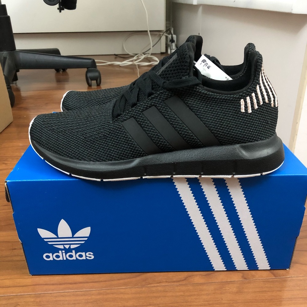 NWIB Adidas Swift Run Sneakers Shoes Black